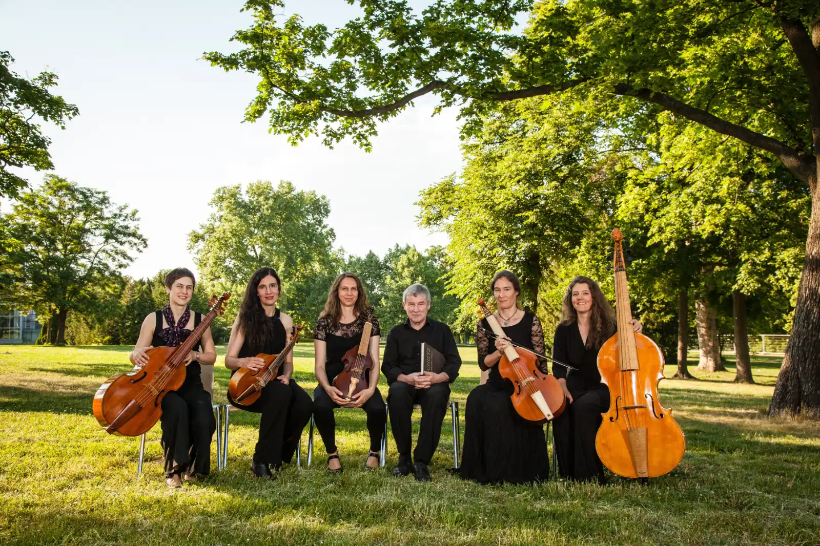 Copyright © Wenzel Oschington. Title: Art d'Echo Ensemble auf Wiese