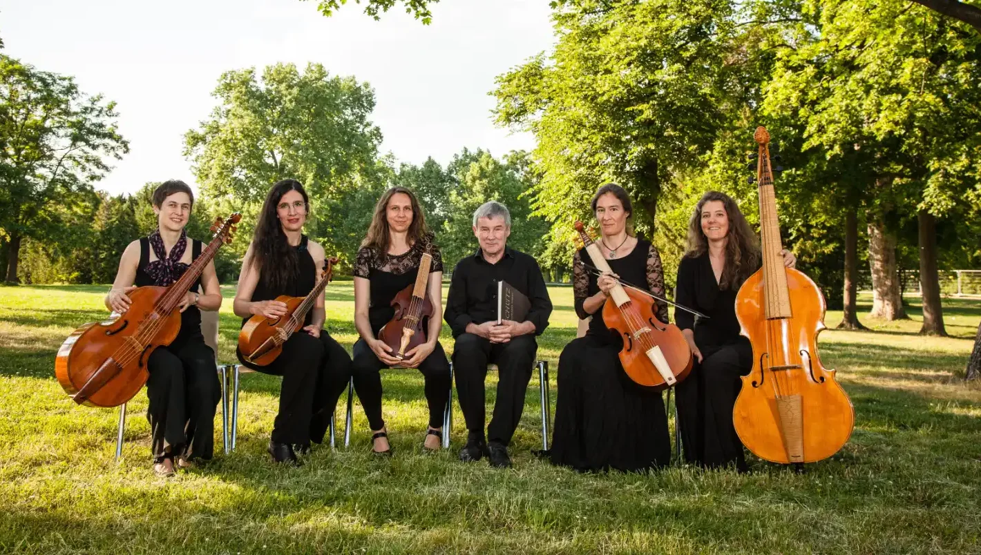 Copyright © Wenzel Oschington. Title: Art d'Echo Ensemble auf Wiese